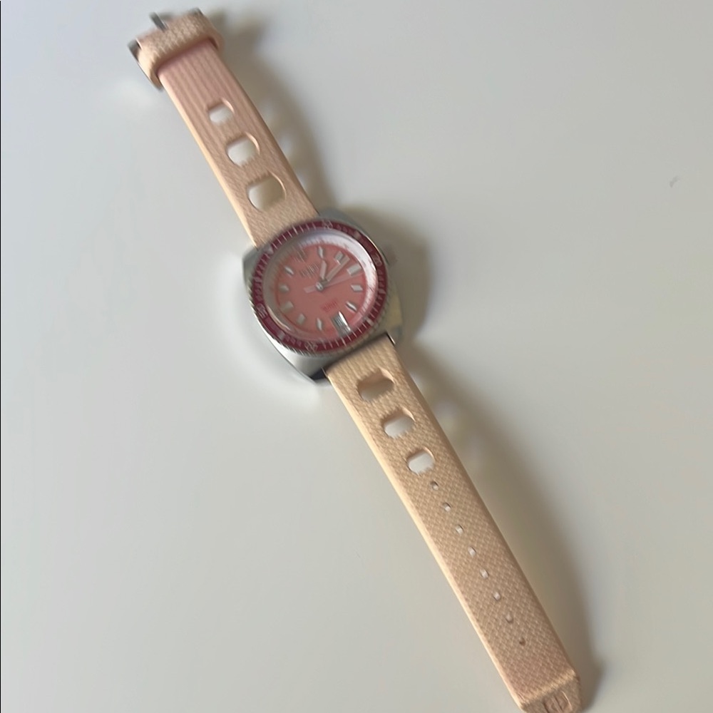 Smartwatch with Circular Face and Soft Strap . Zodiac Seadragon. Swiss made